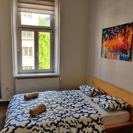 Comfortable 2 Bedroom Flat Free Parking Shared Kitchen *