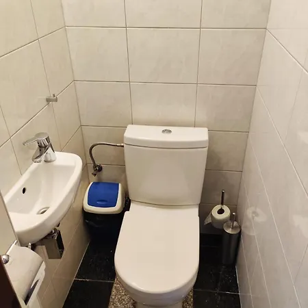 Comfortable 2 Bedroom Flat Free Parking Shared Kitchen *