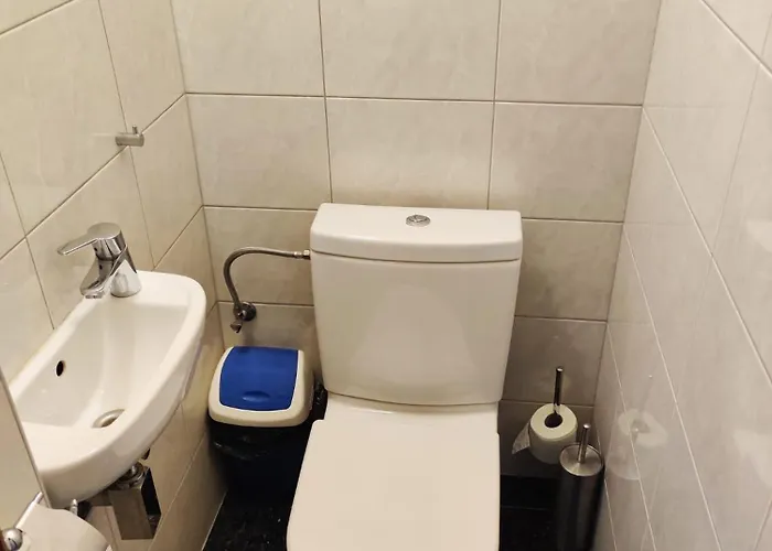 Comfortable 2 Bedroom Flat Free Parking Shared Kitchen *