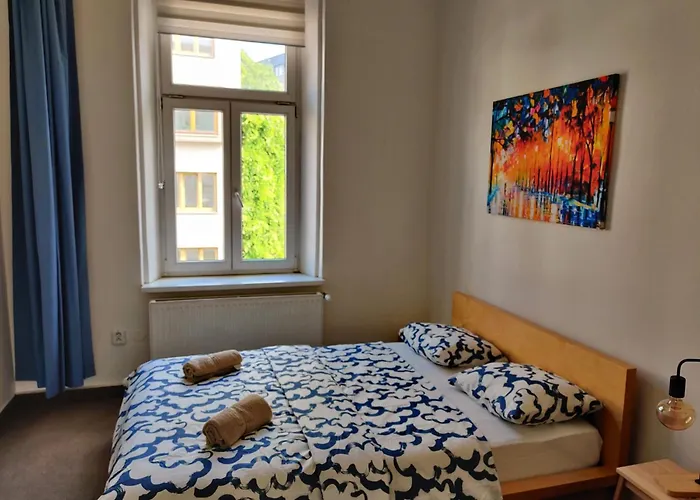 Comfortable 2 Bedroom Flat Free Parking Shared Kitchen *